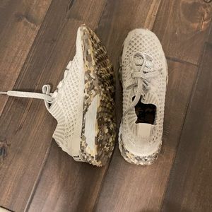 No bulls tennis shoes